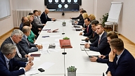 Veselības ministrs ar Latvijas Slimnīcu biedrību pārrunā sarežģīto finanšu situāciju slimnīcās