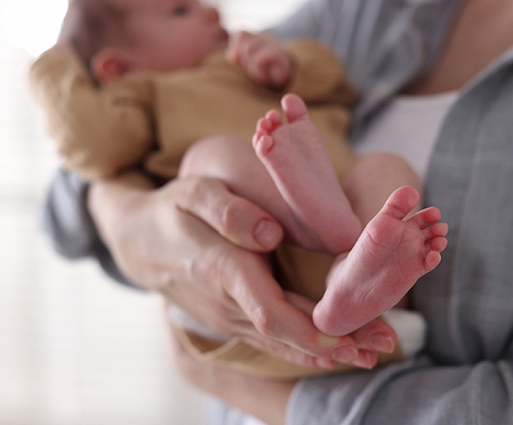 Vairāk nekā 700 jauno māmiņu saņems atbalstu pēcdzemdību perioda pilotprojektā “Vecmātes mājas vizīte”