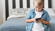 Sociālajā kampaņā “Rādi bērnam stiķus, ne telefonu!” mudinās samazināt ekrānatkarības bērniem