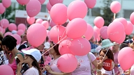 Ar gājienu mudina sievietes veikt krūts vēža pārbaudes