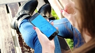 Kā vecākiem runāt ar pusaudzi par sekstinga riskiem? Skaidro psihologi