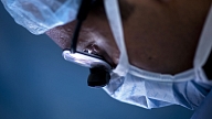 Latvijā veikta Baltijā pirmā donora radzenes transplantācijas operācija ar femtosekunžu lāzeri