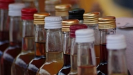 Pētījums: iedzīvotāji apzinās nezināmas izcelsmes alkohola lietošanas draudus