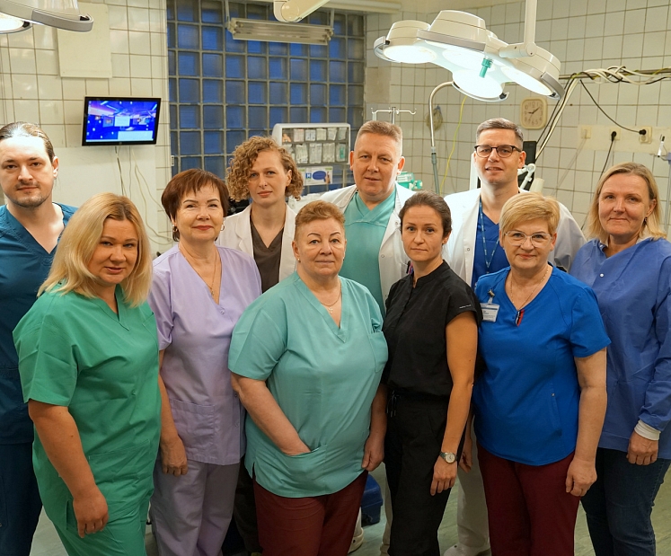 Austrumu slimnīcā mazinvazīvā veidā veikta īpaši sarežģīta plaušu audzēja operācija