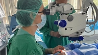 Latvijā veikta unikāla operācija mazulim ar retu iedzimtu acu saslimšanu