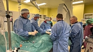Austrumu slimnīcas ārsti unikālā un sarežģītā operācijā izglābj sirds slimnieka dzīvību