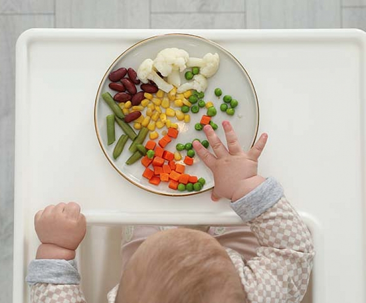 Kā pareizi uzsākt mazuļa piebarošanu un veidot veselīgus ēšanas paradumus? 