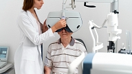 Kā rūpēties par redzes veselību senioru vecumā? Stāsta optometriste