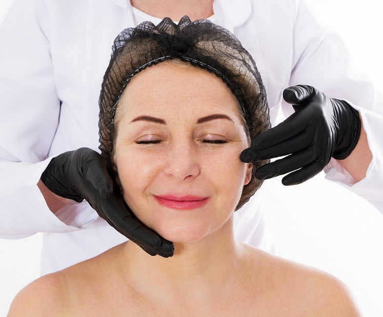 Kāpēc izvēlēties sejas liftingu Dr. J. Ģiļa plastikas klīnikā?