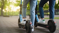 Aptauja: Tikai 5% elektroskrejriteņu vadītāju aizsargķiveri lieto vienmēr