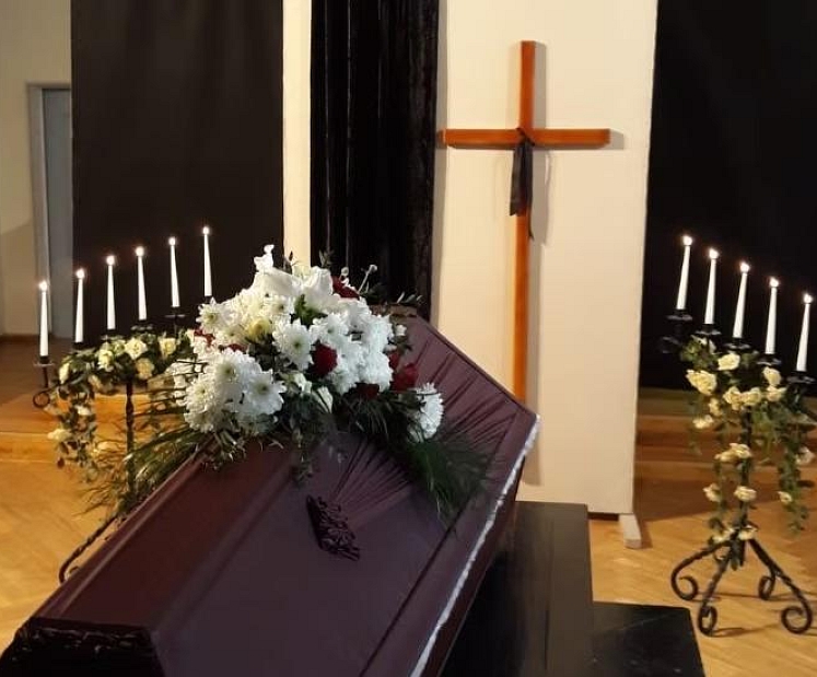 Tuvinieks miris mājās vai slimnīcā – ko darīt? Pirmie soļi bēru organizēšanā