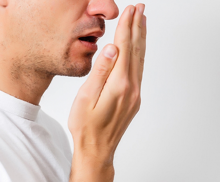 Kas izraisa sliktu elpu, un kā to uzlabot ikdienā