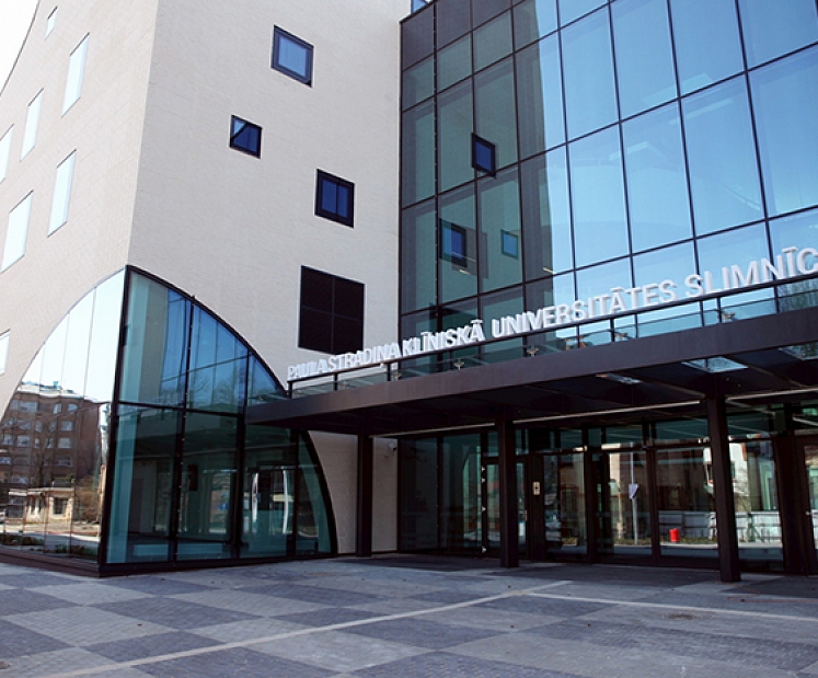 Stradiņa slimnīcā veikta unikāla neiroķirurģiska operācija – caur galvaskausu izoperēts audzējs acs dobumā aiz acs ābola