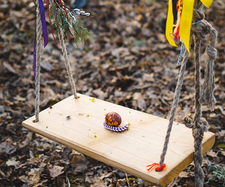 Lieldienu šūpoles: tradīcija, kas ne visiem sagādā prieku