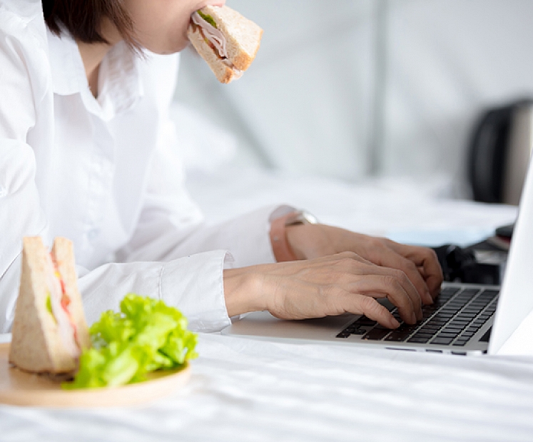 Ātri, bet ne trekni: kā izvēlēties veselīgas uzkodas ceļā