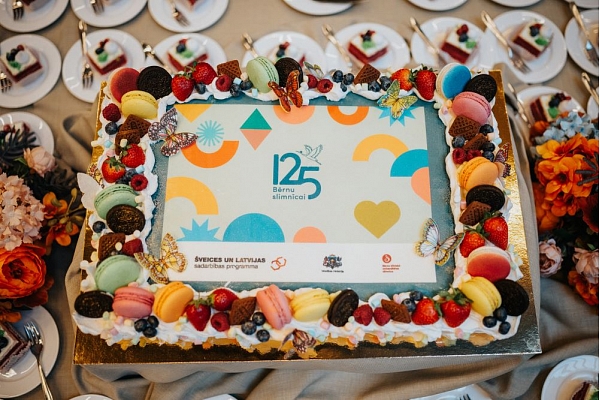 Bērnu slimnīcas jubilejas torte