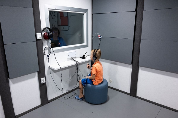 . Audiometrijas kabīne ir plaša un tajā nodrošināta pilnīga skaņas izolācija.