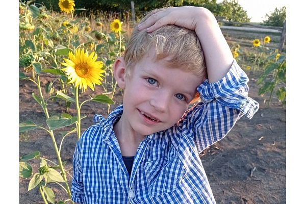 Bērnu slimnīcas fonda atbalstītais ukraiņu zēns Oleksandrs, kuram ir autiskā spektra traucējumi un kurš saņem fonda atbalstu ABA terapijas apmaksai. Zēna māte ir sniegusi atļauju attēla publicēšanai.