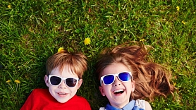 Kāpēc bērniem svarīgi lietot saulesbrilles? Stāsta optometriste