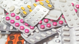 Nespējot nosegt zāļu pašizmaksu, farmācijas uzņēmumi samazina Latvijā pieejamo medikamentu klāstu