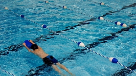 Bērni un peldēšana: 4 ieguvumi aktivitātēm ūdenī