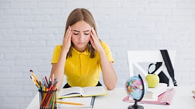 Kā cīnīties ar saspringuma galvassāpēm eksāmenu laikā? Iesaka speciālisti