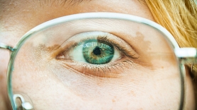 Kādas briļļu lēcas izvēlēties vasarā un kā saudzēt acis, lietojot viedierīces? Stāsta optiķe