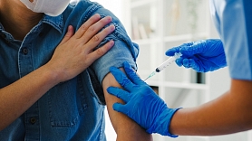 Kādi ir SARS-COV-2 vakcinācijas smagu alerģisku reakciju riski? Skaidro alergoloģe