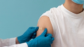 SPKC aicina riska grupas izmantot valsts apmaksāto vakcināciju pret gripu un Covid-19