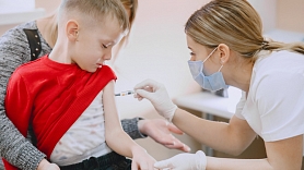 SPKC aicina pārbaudīt vakcinācijas statusu pret masalām bērniem