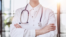 Valdība konceptuāli atbalsta pakāpenisku atstrādes atvieglošanu un mazināšanu, īstenojot jauno ārstu iniciatīvu