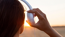 Audiologs: Skaļums viedierīču austiņās ir risks dzirdes veselībai