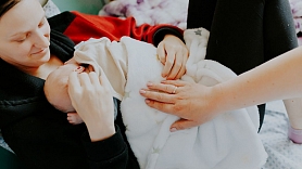 Bērnu slimnīcā emocionālu atbalstu pašu mazāko pacientu vecākiem sniedz PEP mammas  