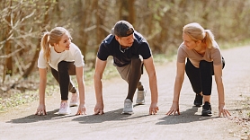Kā pārdomāti palielināt fizisko aktivitāti pavasarī? Iesaka treneris
