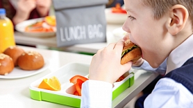 Uztura padome: veselīgu ēšanas paradumu veidošanā ļoti svarīga loma ir ēdināšanas uzņēmumu iesaistē