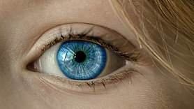 Optometriste: Krāsaino kontaktlēcu lietošana „uz savu galvu” var novest pie acu problēmām