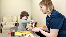 Kā bērniem ar autiska spektra traucējumiem var palīdzēt mākslas terapija? Skaidro speciāliste