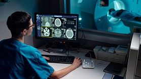 Kā magnētiskā rezonanse palīdz diagnosticēt smadzeņu, mugurkaula un locītavu problēmas
