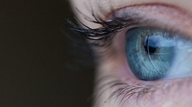 Sausās acs sindromu biežāk piedzīvo sievietes