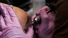 Skaistumkopšanas un tetovēšanas pakalpojumu sniedzējiem par darbības sākšanu būs jāinformē VI