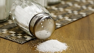 8 pazīmes, kas var liecināt par pārmērīgu sāls daudzumu uzturā

