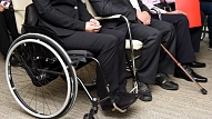 Invalīdu tiesību aizsardzības centrs aicina risināt problēmu ar rindām uz locītavu protezēšanas operācijām