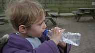 Kāda veida ūdeni labāk izvēlēties bērnam? Skaidro uztura speciāliste