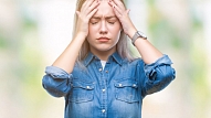 Kas ir migrēna, un kā to atšķirt no parastām galvassāpēm? Stāsta neiroloģe