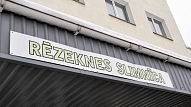 Krimināllietā par sirmgalvja nāvi Rēzeknes slimnīcā turpinās liecinieku pratināšana