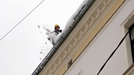 Latgalē divi vīrieši krīt no jumta un gūst traumas