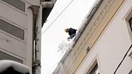 Latgalē vīrietis remontdarbu laikā uz jumta paslīd un nokrīt no divu metru augstuma