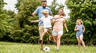 Psiholoģe: Kopīgas ģimenes aktivitātes saliedē, stiprina un dara bērnus laimīgus

