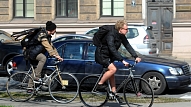 Rīgā divu velosipēdu sadursmē cietis vīrietis