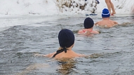 Ziemas peldes jeb roņošana: Ekspertu ieteikumi iesācējiem